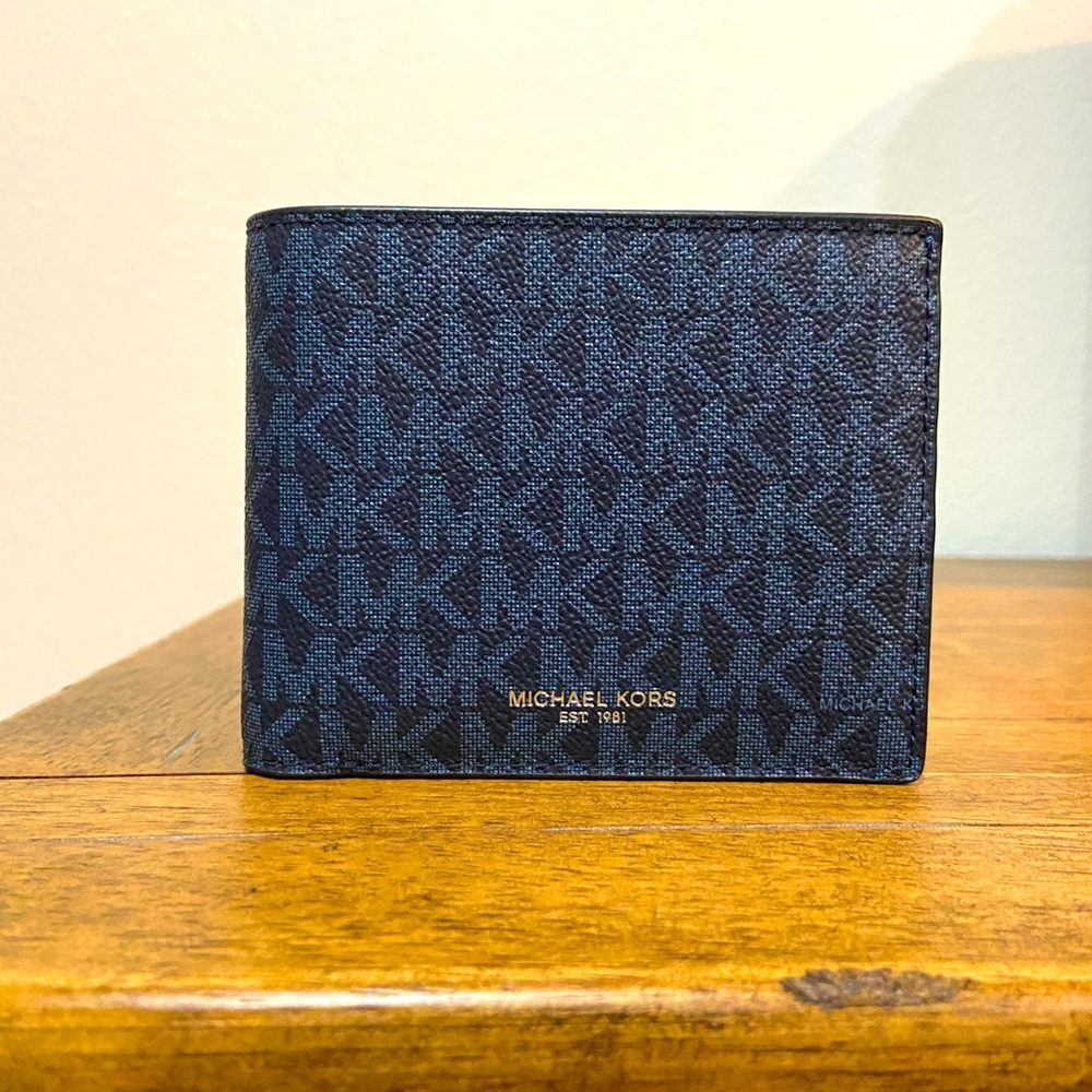 Michael Kors leather men’s wallet with pass case